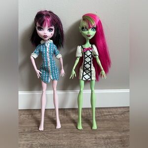 Monster High Doll Set with Pink Green Hair Mattel 2008 spooky Halloween goth
